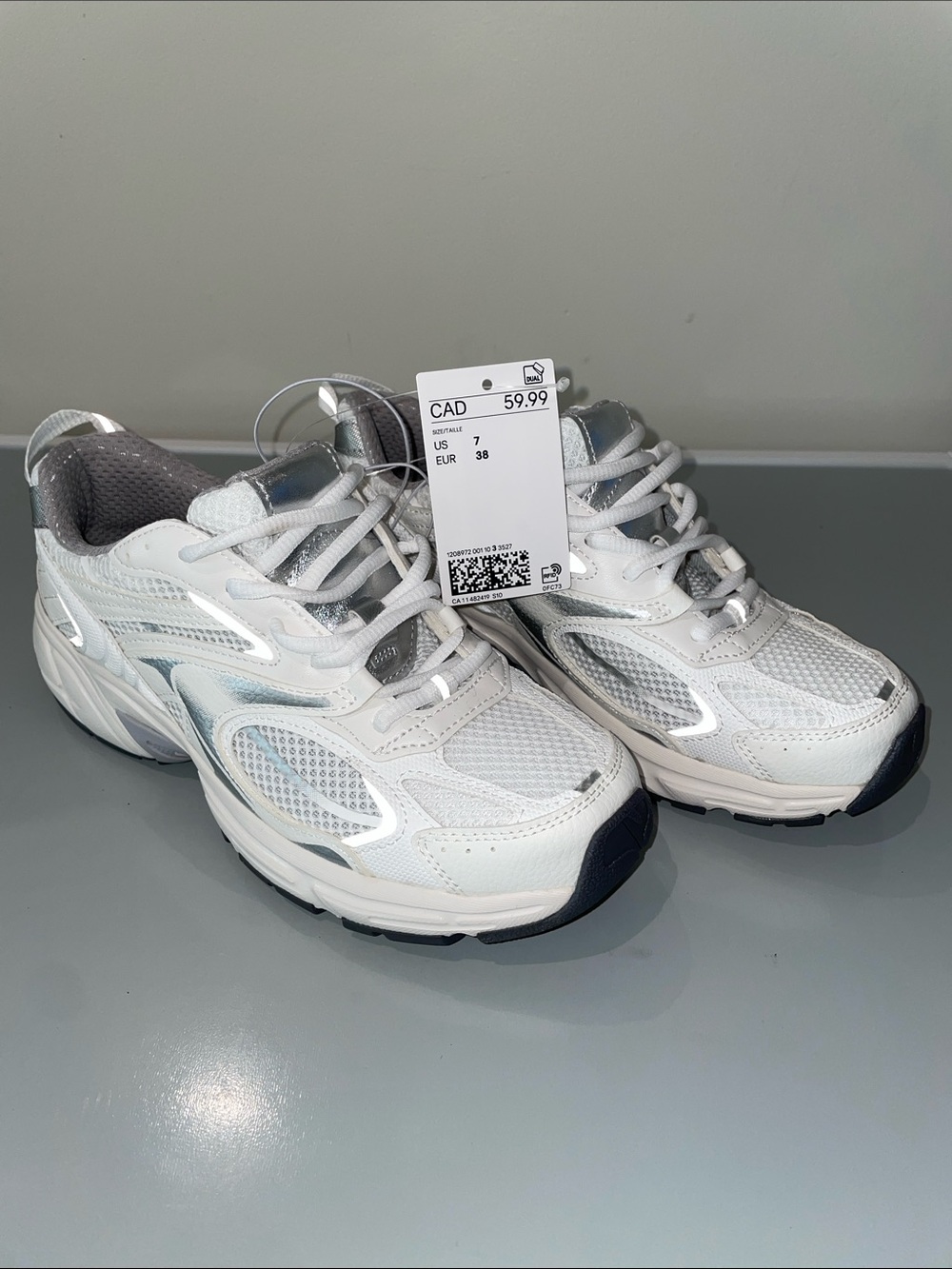 H&M CHUNKY SNEAKERS
White with REFLECTIVE Silver Accents NWT SIZE 7